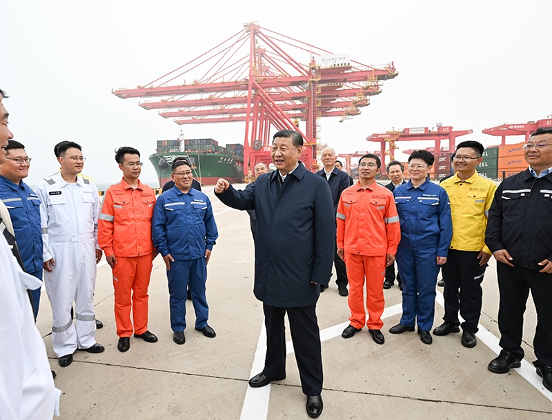 △2024年5月22日，習(xí)近平總書(shū)記在山東省日照港親切慰問(wèn)港口科技工作者、運(yùn)營(yíng)人員、航運(yùn)人員。