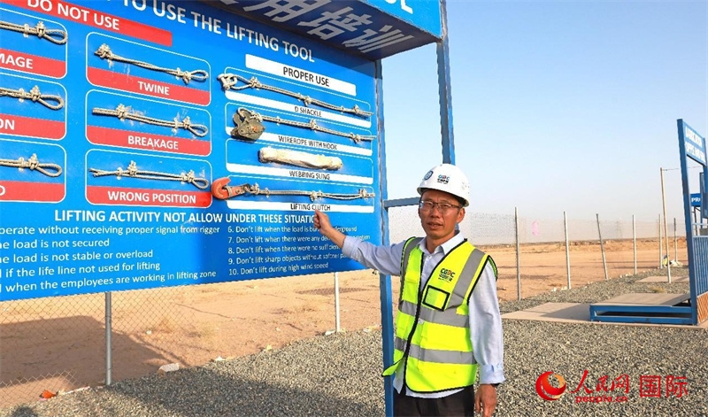 中國能建國際工程公司副總經(jīng)理兼阿爾舒巴赫電站項目經(jīng)理熊高峽展示安全培訓(xùn)中心設(shè)施。人民網(wǎng)記者 管克江攝