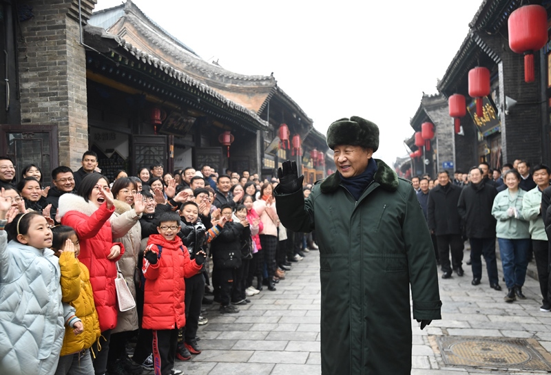 2022年1月27日，習(xí)近平總書記在山西平遙古城向現(xiàn)場群眾揮手致意。