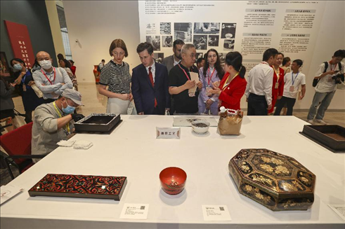 2023年5月28日，北京，推光漆器匠人為駐華使節(jié)展示技藝。