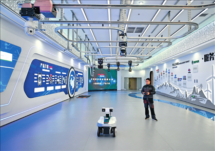 在雄安科創(chuàng)中心中試基地，北京普龍科技有限公司工作人員在展示巡檢機器人（2024年3月28日攝）牟宇攝/本刊