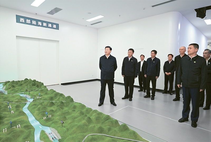 2023年12月14日至15日，中共中央總書記、國家主席、中央軍委主席習(xí)近平在廣西考察。這是14日上午，習(xí)近平在南寧市考察中國—東盟信息港股份有限公司，結(jié)合平陸運(yùn)河沙盤聽取西部陸海新通道骨干工程建設(shè)匯報(bào)。 新華社記者 謝環(huán)馳/攝
