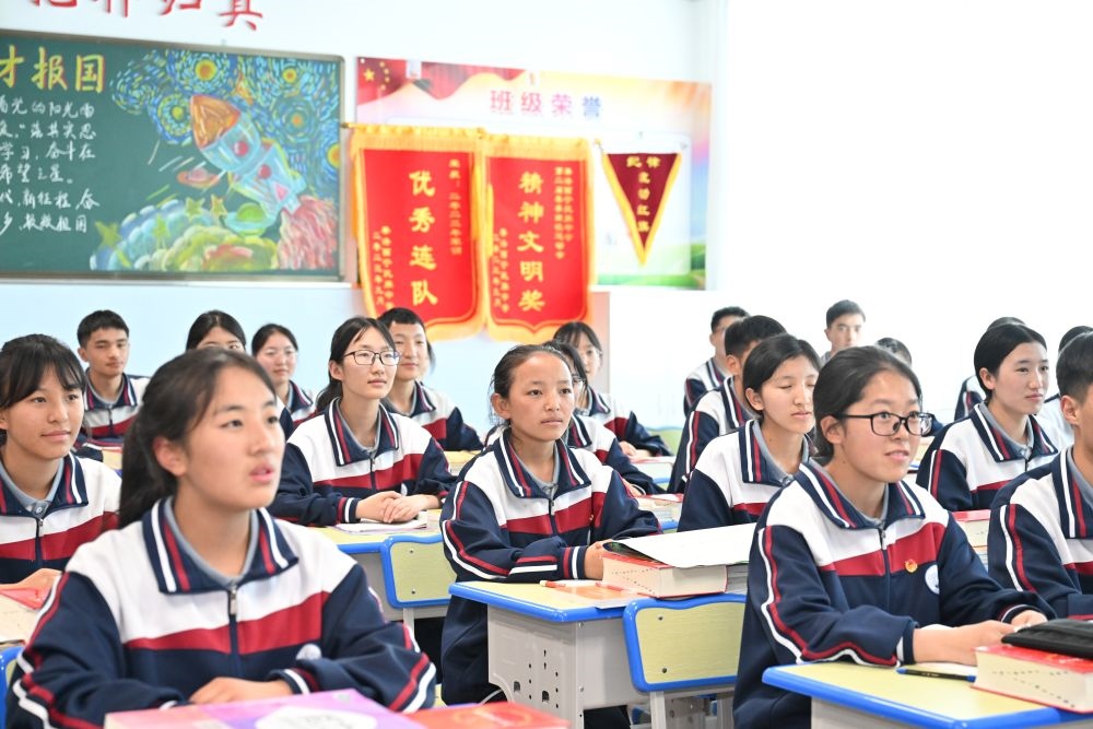 2024年6月18日，果洛西寧民族中學(xué)學(xué)生在上課。