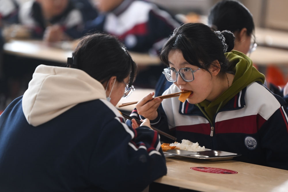 2023年2月23日，果洛西寧民族中學(xué)學(xué)生在食堂吃午飯。