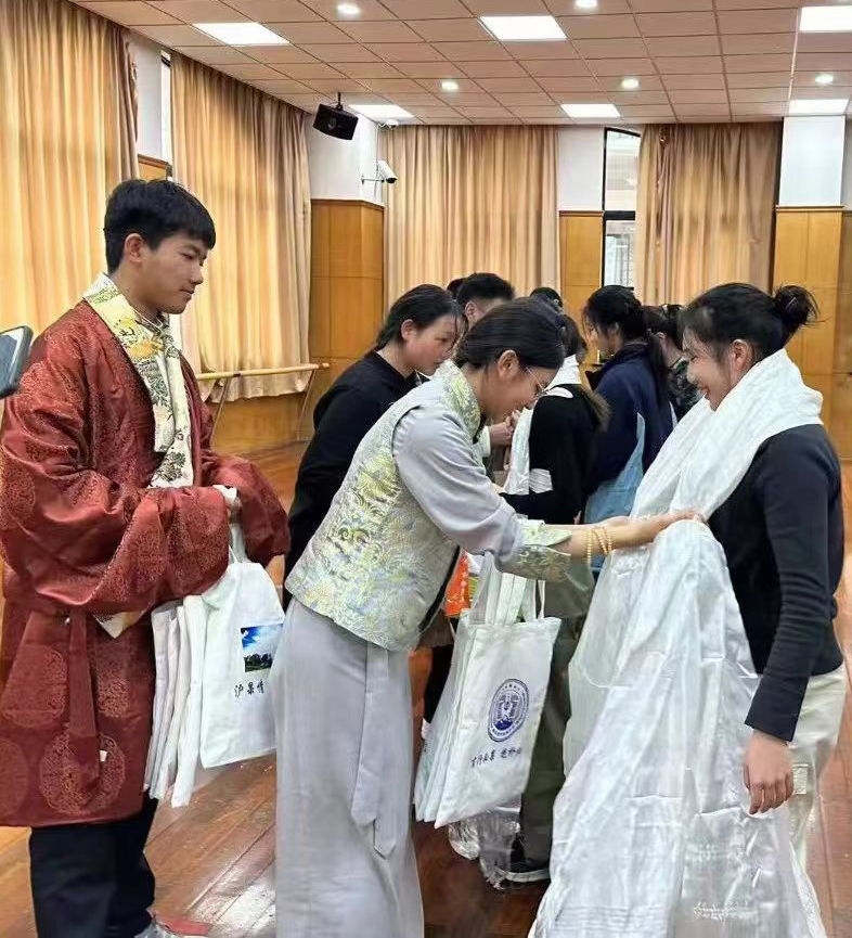 2024年1月18日，在上海市大同中學(xué)，果洛西寧民族中學(xué)學(xué)生給上海大同中學(xué)師生獻(xiàn)哈達(dá)。新華社發(fā)（果洛州教育局供圖）