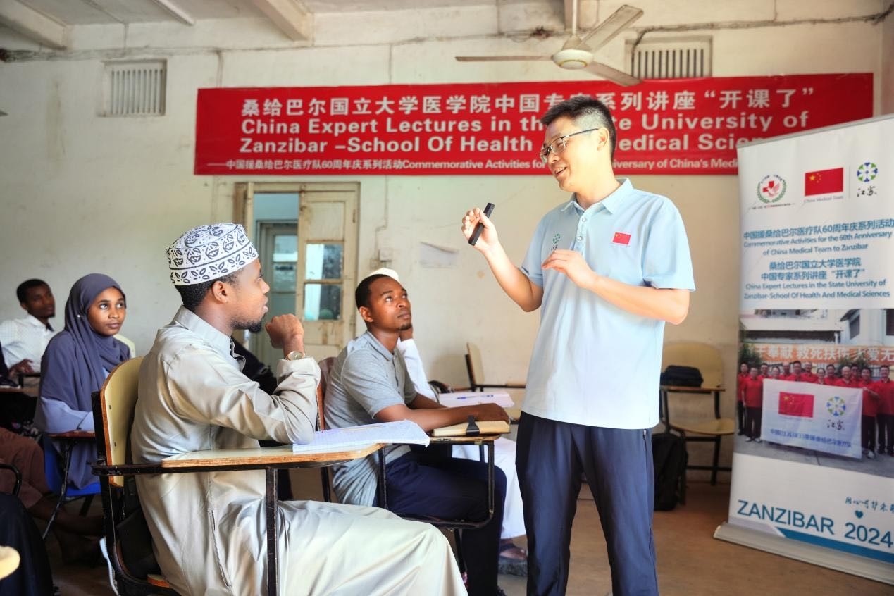 李勇醫(yī)生在解答學(xué)生的問題。 中國援桑醫(yī)療隊(duì)供圖