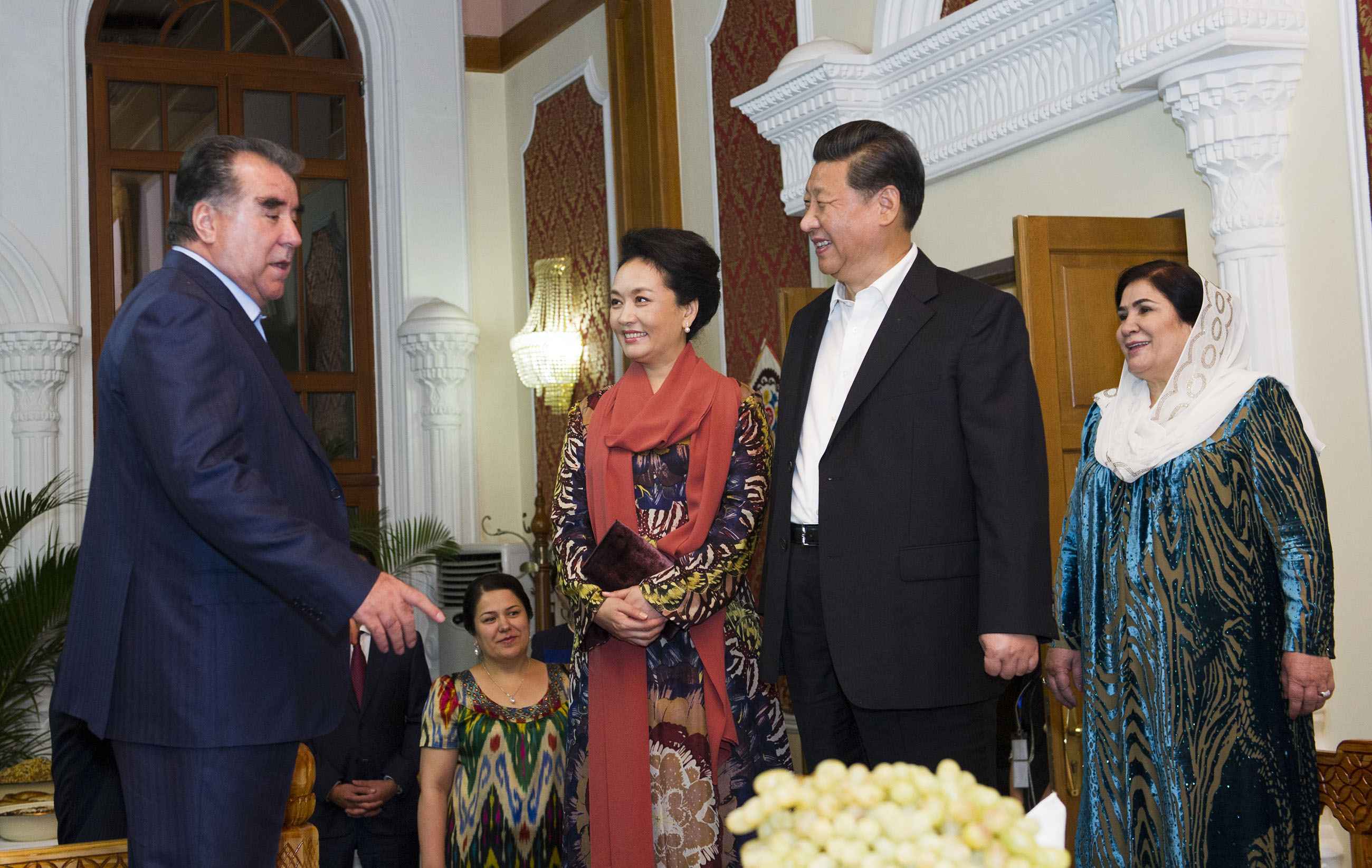 2014年9月12日，習(xí)近平主席在杜尚別出席塔吉克斯坦總統(tǒng)拉赫蒙舉行的家宴。這是習(xí)近平主席和夫人彭麗媛在拉赫蒙夫婦陪同下參觀總統(tǒng)官邸。