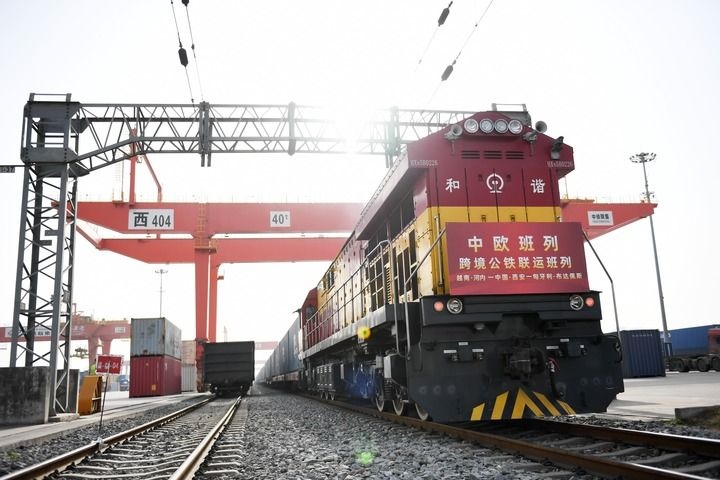 中歐班列（越南·河內(nèi)——中國·西安——匈牙利·布達(dá)佩斯）跨境公鐵聯(lián)運班列準(zhǔn)備發(fā)車（2024年3月7日攝）。新華社記者 李一博 攝