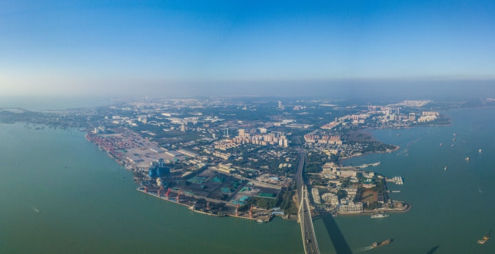 海南自貿(mào)港重點園區(qū)——洋浦經(jīng)濟(jì)開發(fā)區(qū)（2023年12月31日攝，無人機(jī)全景照片）。新華社記者 蒲曉旭 攝