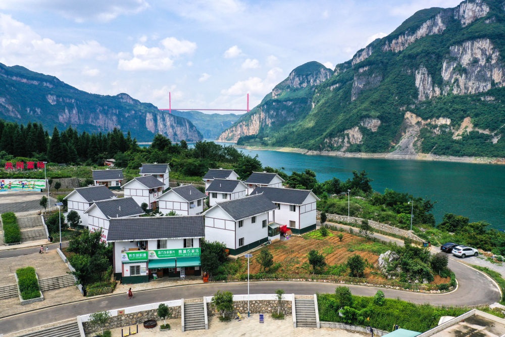 這是貴州省黔西市新仁苗族鄉(xiāng)化屋村麻窩寨易地搬遷集中安置點(diǎn)（2021年7月24日攝，無人機(jī)照片）。新華社記者 楊文斌 攝