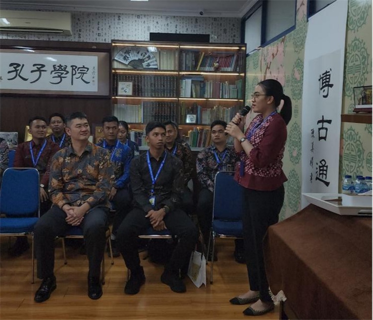 警察學(xué)員用漢語進(jìn)行自我介紹 ?；顒又鬓k方供圖