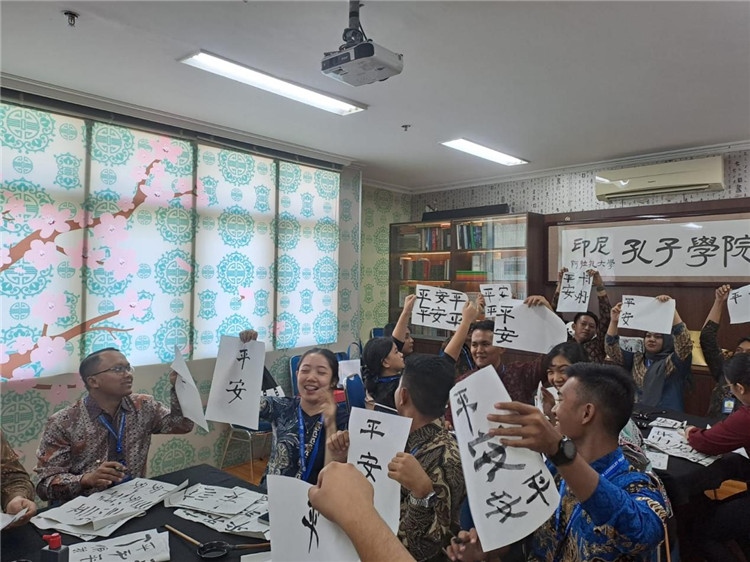警察學(xué)員們展示書法學(xué)習(xí)成果?；顒又鬓k方供圖