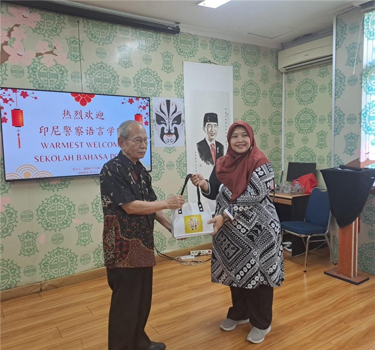 拉哈尤·蘇珊蒂與穆尼交換禮品?；顒又鬓k方供圖