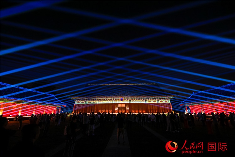 “光影北京——2024世界燈光師大會(huì)”開幕式當(dāng)晚的燈光秀表演。人民網(wǎng)記者 趙益普攝