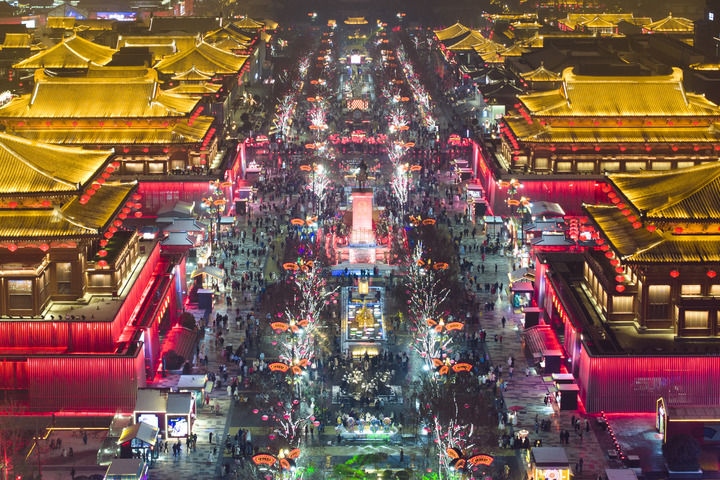 這是2024年2月2日拍攝的西安大唐不夜城景色（無(wú)人機(jī)照片）。新華社記者 邵瑞 攝