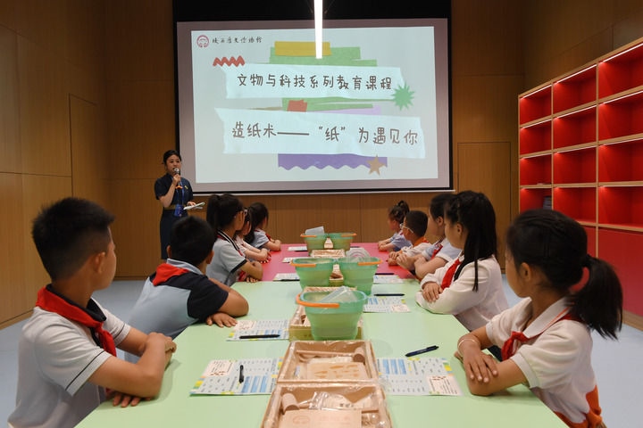 2024年5月18日，小學(xué)生在陜西歷史博物館秦漢館參加“文物與科技”系列教育課程。新華社記者 李一博 攝