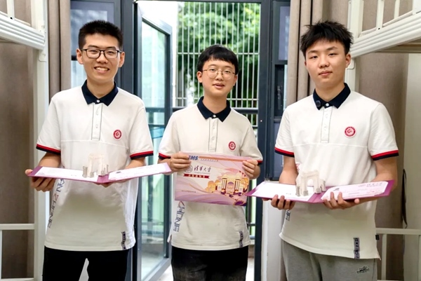王子源（左）、母翰堯（中）、郭洋君（右）。清華大學供圖