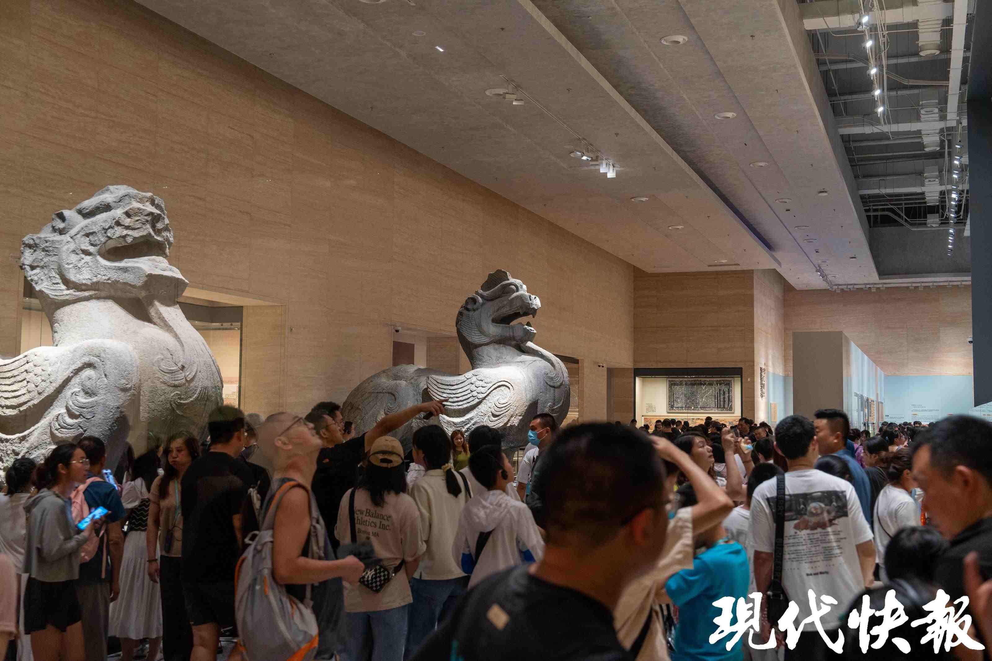 揚(yáng)州中國大運(yùn)河博物館內(nèi)游人如織