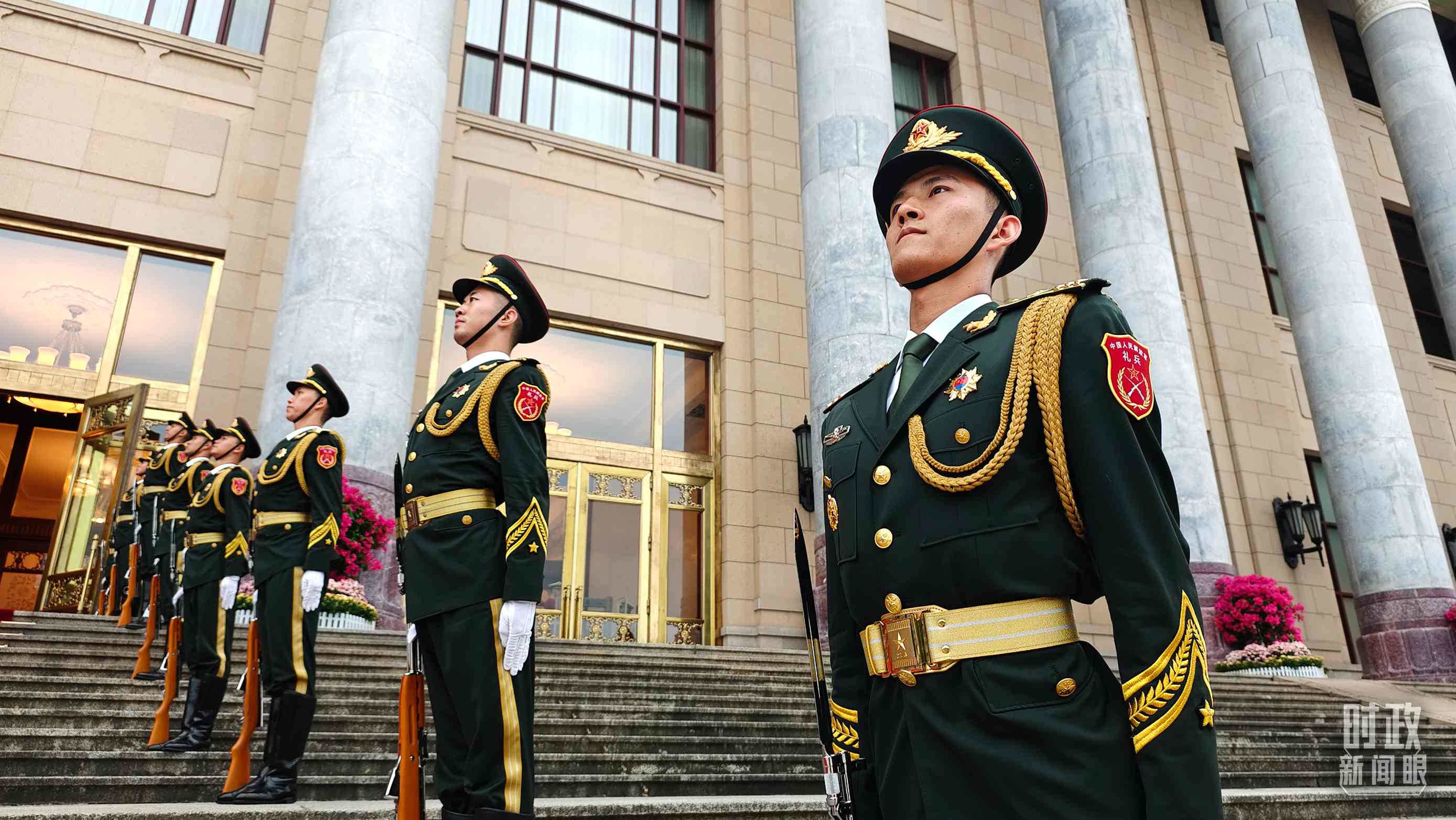  △人民大會(huì)堂外，禮兵列隊(duì)歡迎外國(guó)領(lǐng)導(dǎo)人。（總臺(tái)央視記者韓銳拍攝）