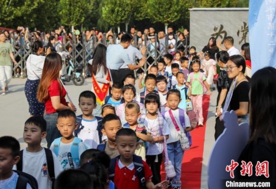 9月1日起，河北省衡水市各中小學(xué)陸續(xù)開學(xué)。9月4日，2024級小學(xué)一年級新生集中入學(xué)，為迎接新同學(xué)，各學(xué)校開展了豐富多彩的活動。 據(jù)衡水市教育局介紹，今年衡水市746所中小學(xué)共迎來75.1萬名新生。其中，全市550所小學(xué)迎來新生34.46萬名。圖為衡水市第十二中學(xué)小學(xué)部的一年級新生走紅毯。陳康 攝