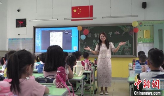 圖為衡水市新苑小學(xué)，老師正在給學(xué)生講開學(xué)第一課的內(nèi)容。王天祥 攝