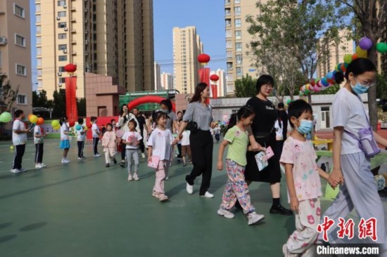 圖為衡水市新苑小學(xué)，小學(xué)一年級新生佩戴“夢想徽章”后，步入校園 。王天祥 攝