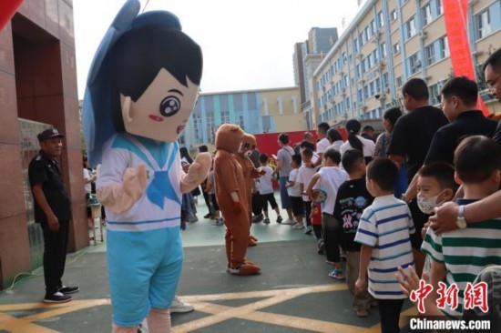 圖為衡水市新苑小學(xué)，老師穿上玩偶服裝歡迎新生入學(xué)。王天祥 攝