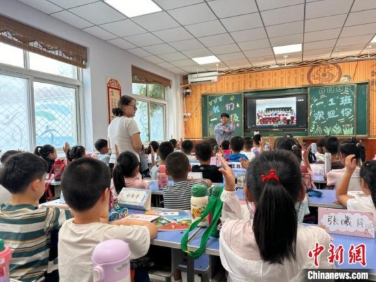 圖為衡水市康復(fù)街小學(xué)，老師講解開學(xué)第一課校園紀(jì)律與禮儀。徐鵬璐 攝