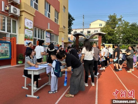 圖為衡水市康復(fù)街小學(xué)，正在簽到的小學(xué)生。徐鵬璐 攝