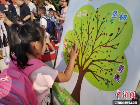圖為衡水市利民路小學(xué)，孩子們在成長樹的“好習(xí)慣”樹枝上按手印做出承諾。張松 攝