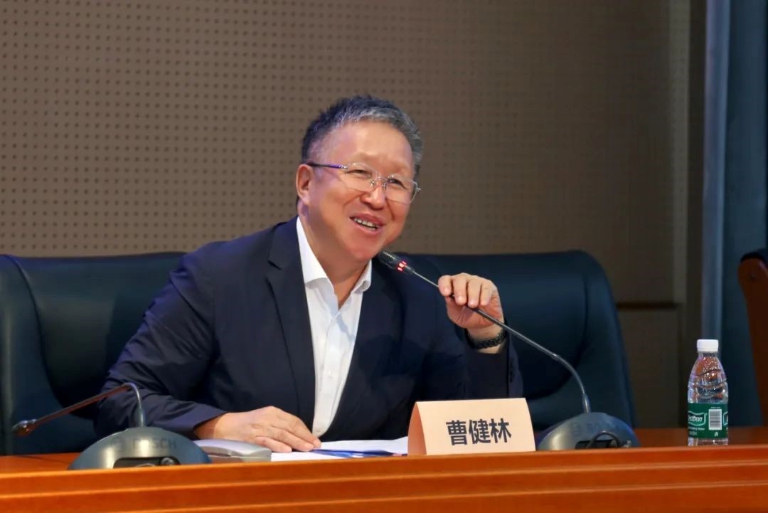 科技部原副部長(zhǎng)、十三屆全國(guó)政協(xié)教科衛(wèi)體委員會(huì)副主任、現(xiàn)任季華實(shí)驗(yàn)室理事長(zhǎng)、主任曹健林致辭。主辦方供圖