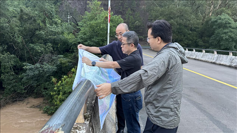 珠江委工作組在三河鎮(zhèn)三河大橋進行防洪工程調(diào)度工作。 水利部供圖