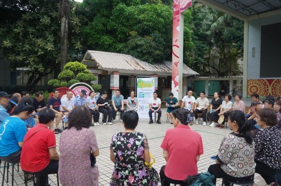  南寧市青秀區(qū)新竹社區(qū)召開“竹聲傾談”民情懇談會(huì)。（李抒蓉 攝）