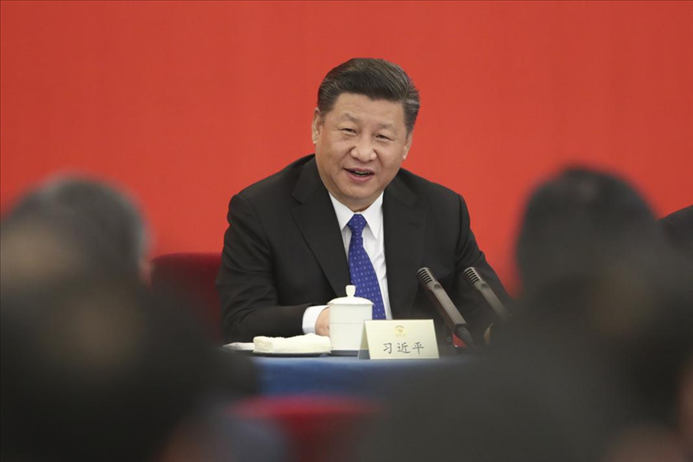 2018年3月4日下午，中共中央總書記、國家主席、中央軍委主席習(xí)近平看望參加全國政協(xié)十三屆一次會議的民盟、致公黨、無黨派人士、僑聯(lián)界委員，并參加聯(lián)組會，聽取意見和建議。 新華社發(fā)（盛佳鵬 攝）