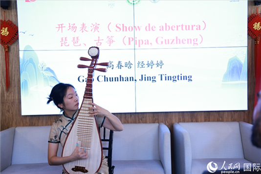 孔子學院教師在活動現(xiàn)場彈奏琵琶。人民網(wǎng)記者 陳海琪攝