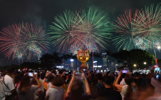 10月1日晚，香港國慶煙花匯演在維多利亞港舉行，慶祝中華人民共和國成立75周年。新華社記者 陳鐸 攝