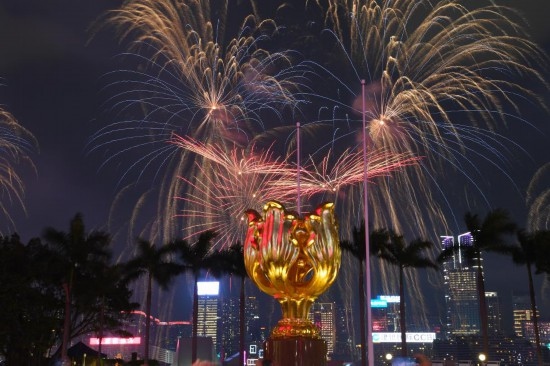 10月1日晚，香港國慶煙花匯演在維多利亞港舉行，慶祝中華人民共和國成立75周年。新華社記者 陳鐸 攝