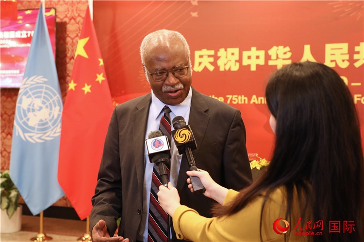 聯(lián)大主席菲勒蒙在招待會現(xiàn)場接受媒體采訪，他向中國政府和人民致以節(jié)日祝賀，表示中國的發(fā)展成就令人驚嘆。人民網(wǎng)記者 李志偉攝