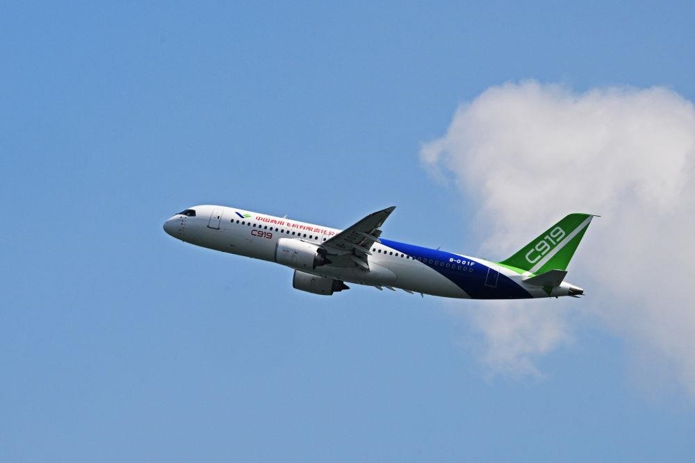 2024年2月18日，中國(guó)國(guó)產(chǎn)大型客機(jī)C919在新加坡航展開(kāi)幕前進(jìn)行預(yù)演飛行。