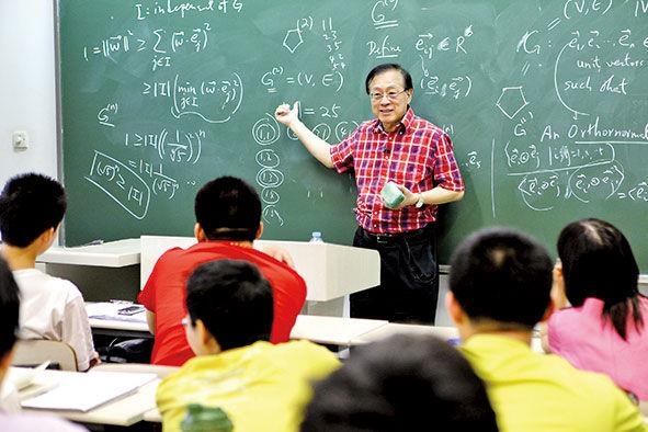 姚期智為清華大學(xué)學(xué)生授課。