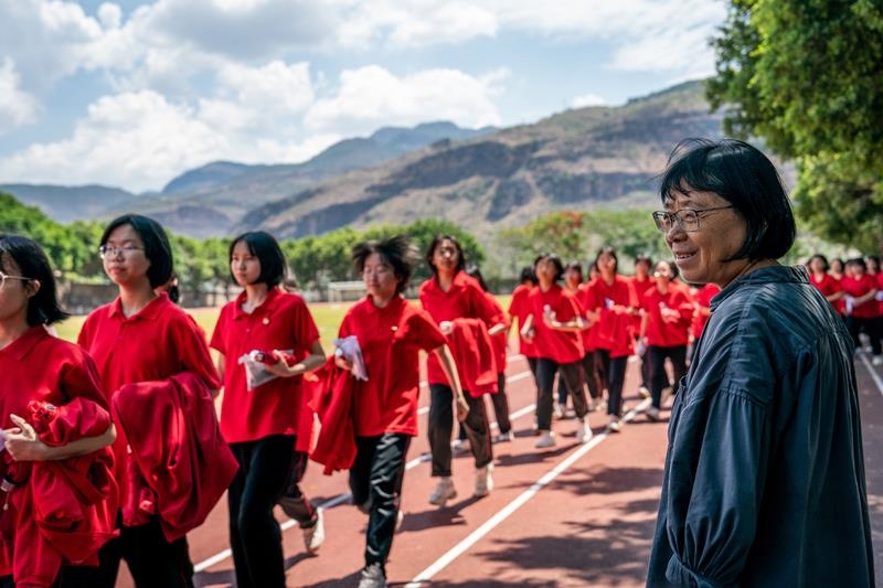 2024年6月7日，高考第一天，云南麗江華坪女高校長(zhǎng)張桂梅組織走出考場(chǎng)的學(xué)生準(zhǔn)備返回學(xué)校。