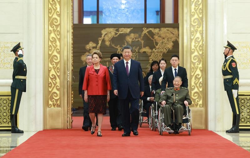 2024年9月29日，中華人民共和國(guó)國(guó)家勛章和國(guó)家榮譽(yù)稱號(hào)頒授儀式在北京人民大會(huì)堂金色大廳隆重舉行。習(xí)近平總書(shū)記同國(guó)家勛章和國(guó)家榮譽(yù)稱號(hào)獲得者一同步入會(huì)場(chǎng)。