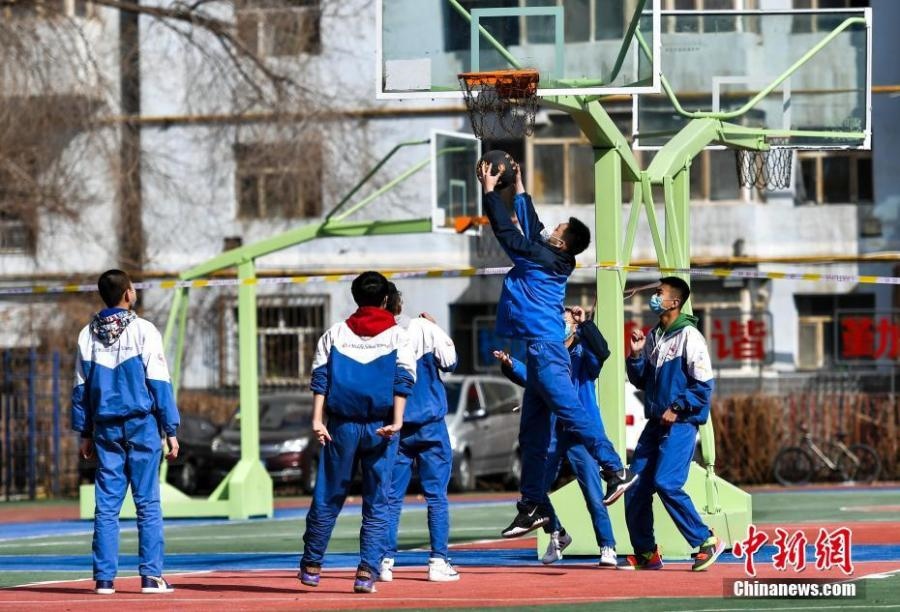資料圖：初中生在課間休息時打籃球。中新社記者 劉新 攝