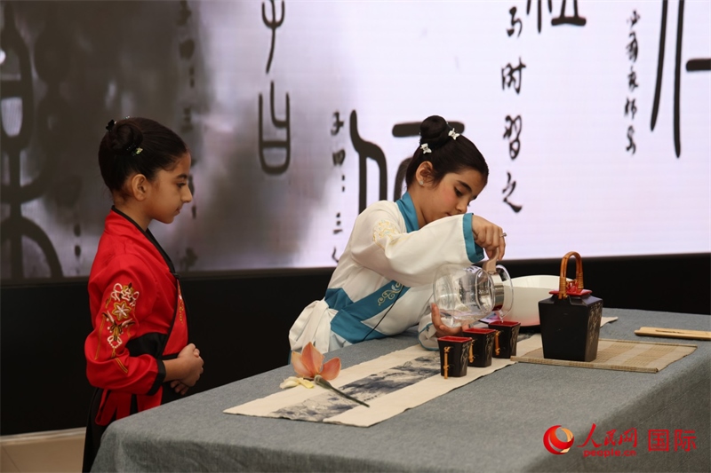 富查伊拉當?shù)貙W(xué)校學(xué)生表演茶藝。人民網(wǎng)記者任皓宇攝