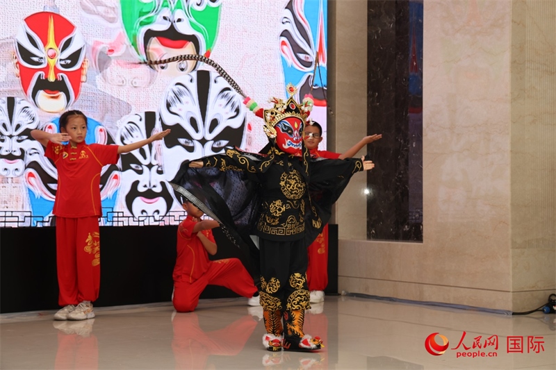 迪拜中國學(xué)校學(xué)生表演變臉。人民網(wǎng)記者任皓宇攝