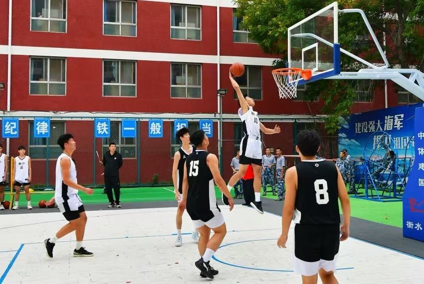 全天候室外運動木地板籃球場上精彩激烈的籃球賽。 主辦方供圖