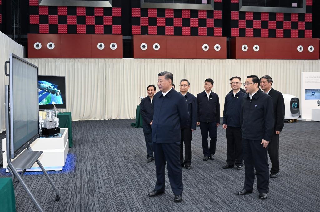 2024年10月17日，習(xí)近平總書(shū)記在合肥濱湖科學(xué)城察看安徽省重大科技創(chuàng)新成果集中展示。新華社記者 謝環(huán)馳 攝
