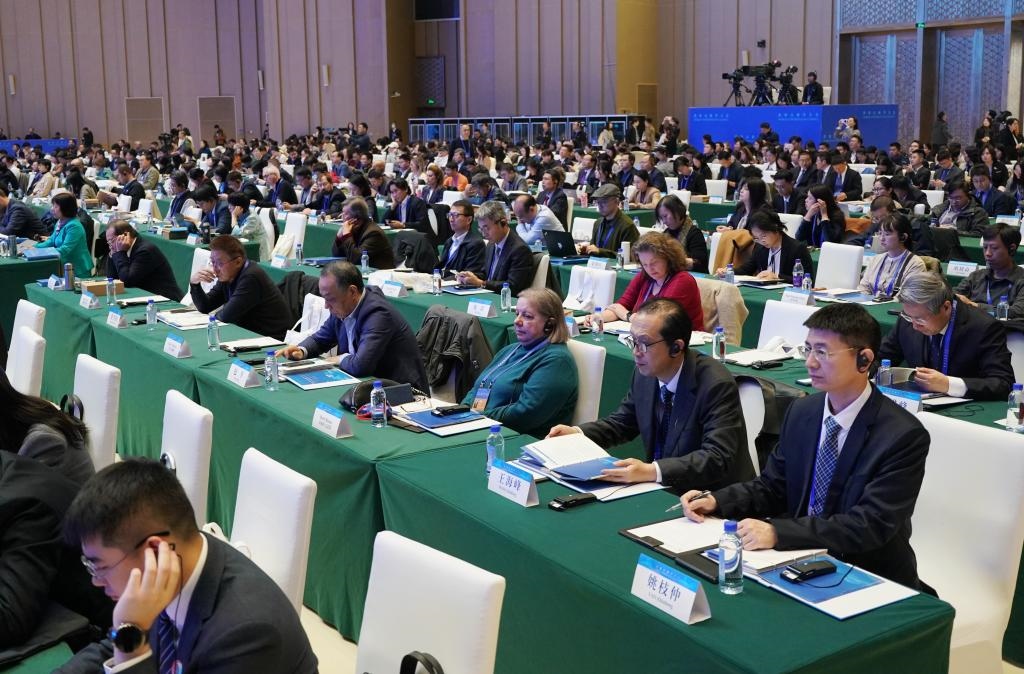 11月7日，中外嘉賓在首屆世界古典學(xué)大會開幕式現(xiàn)場聽會。新華社記者 張晨霖 攝