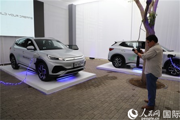 圖為秘魯媒體記者正在拍攝現(xiàn)場(chǎng)展出的比亞迪電動(dòng)汽車。 人民網(wǎng)記者姜波攝