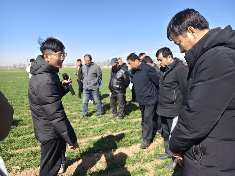 科技小院的“學(xué)生專家”（左一）。受訪者供圖